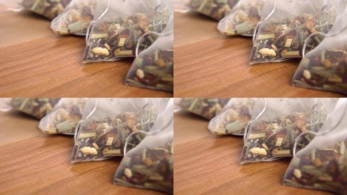 木质表面的凉茶金字塔袋