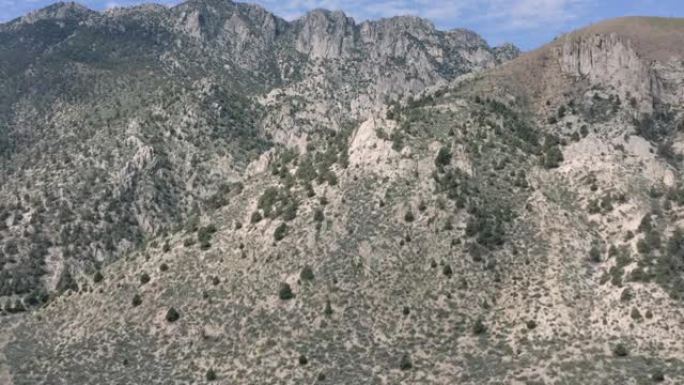加州黄玉附近干旱山景的无人机鸟瞰图