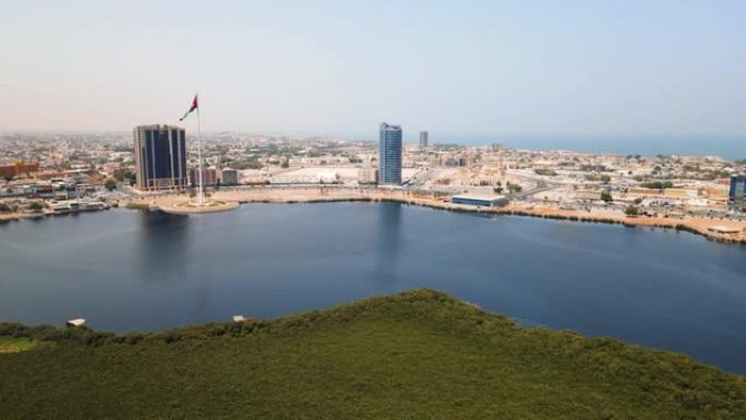 Ras al Khaimah corniche和阿联酋航空城市景观地标天际线在阿拉伯联合酋长国的海滨