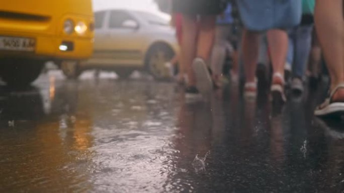 雨街人潮交通道路城市沥青掉落