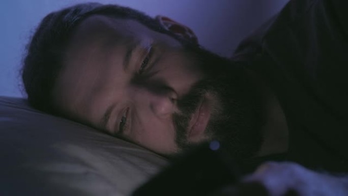 手机乏力夜习惯累男人电话在床上