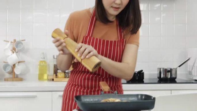亚洲女性学习如何从互联网上做饭