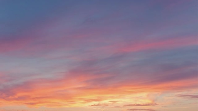 日落时美丽的云带光线自然背景延时镜头，红色橙色蓝色日落天空云4k镜头。
