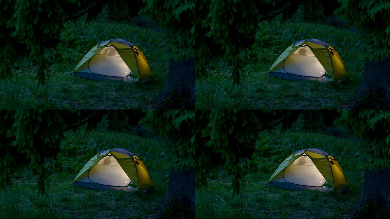 夜林帐篷里的一个人