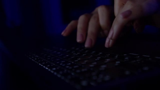 年轻女子向社交网络写信息。电脑黑客键入代码病毒电脑在键盘上深夜工作。记者在媒体上写文章。在笔记本电脑