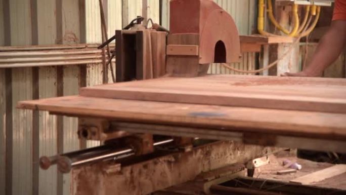 木工车间生产板材的工作