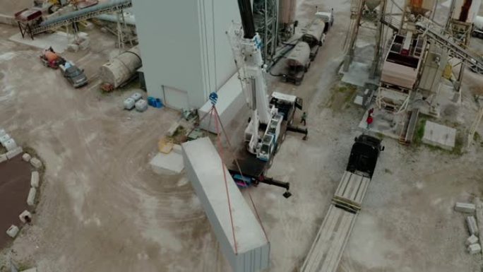 起重机的空中无人机视图在工厂卸下了承运人的卡车。顶部宽的futage
