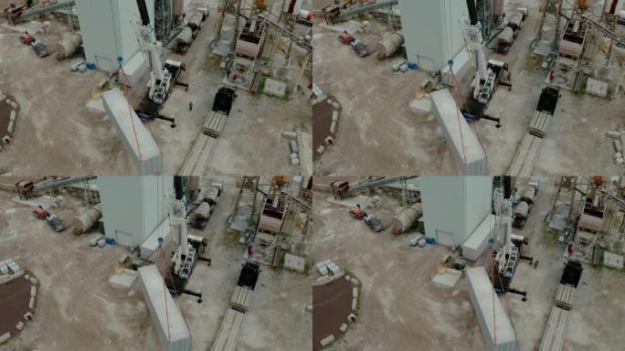 起重机的空中无人机视图在工厂卸下了承运人的卡车。顶部宽的futage