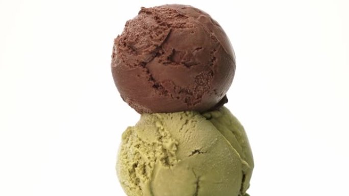 绿茶口味的冰淇淋和冰淇淋口味的巧克力质地。