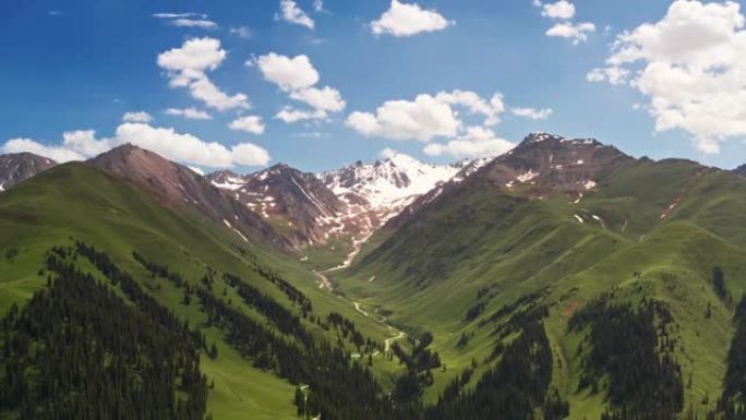 那拉提草原的山景。