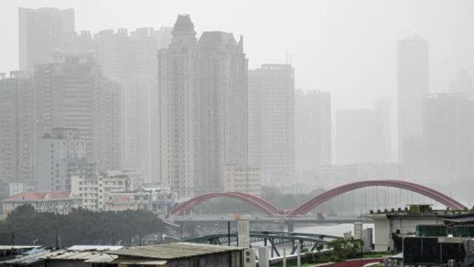 高层公寓暴雨的白天。