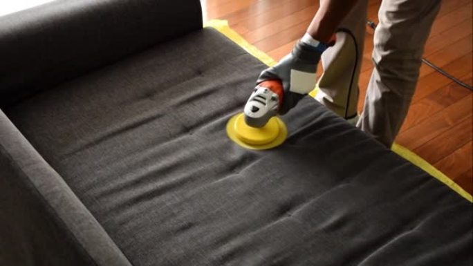 专业用电动抛光刷清洁沙发。