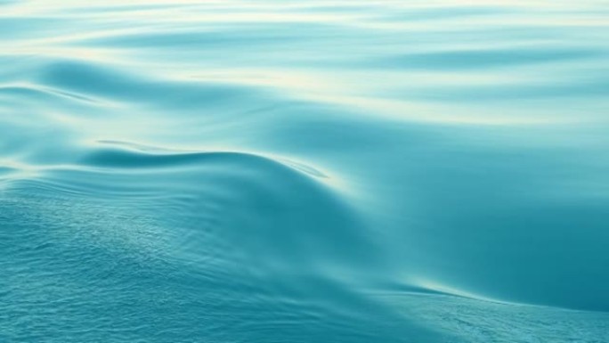 海蓝宝石波浪背景。海平面平稳地移动，形成涟漪。