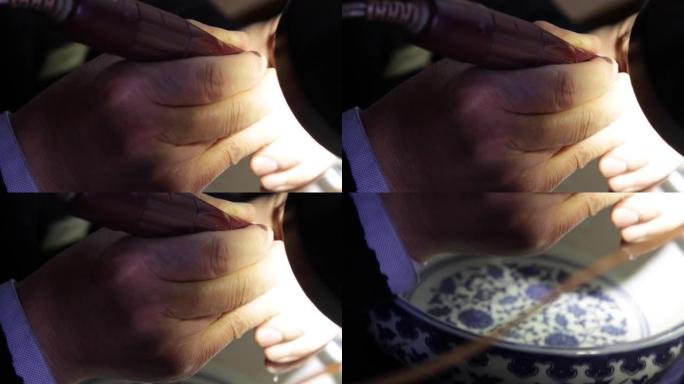 熟练的工匠在中国雕刻徽章印章
