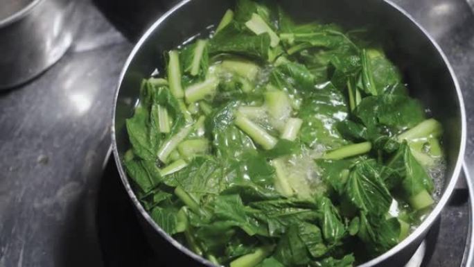 白菜蔬菜在锅里煮沸。中国蔬菜素食菜单。维生素绿色成分。