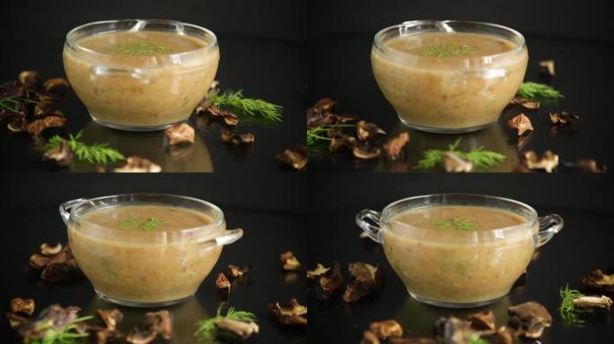 热自制蔬菜素汤，干蘑菇放在玻璃碗中