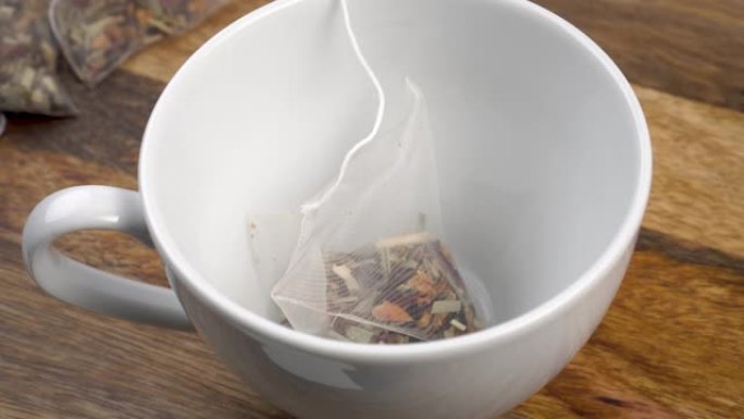 空白茶杯，旧板上有草本花香茶包