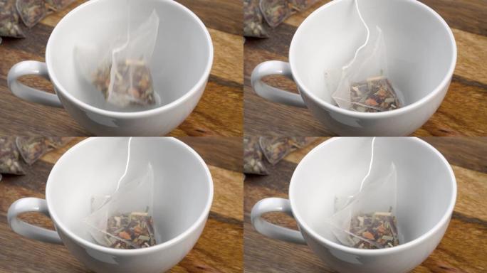 空白茶杯，旧板上有草本花香茶包