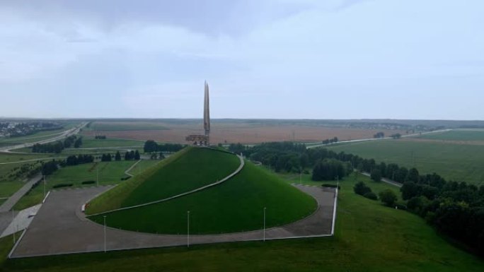 纪念在白俄罗斯参加第二次世界大战的苏联士兵的纪念碑。纪念建筑群的鸟瞰图明斯克附近的荣耀之丘。戏剧性的