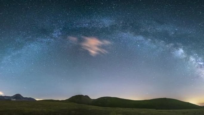 潘: 意大利阿布鲁佐坎波因拉托高地上空的夜空。银河系弧