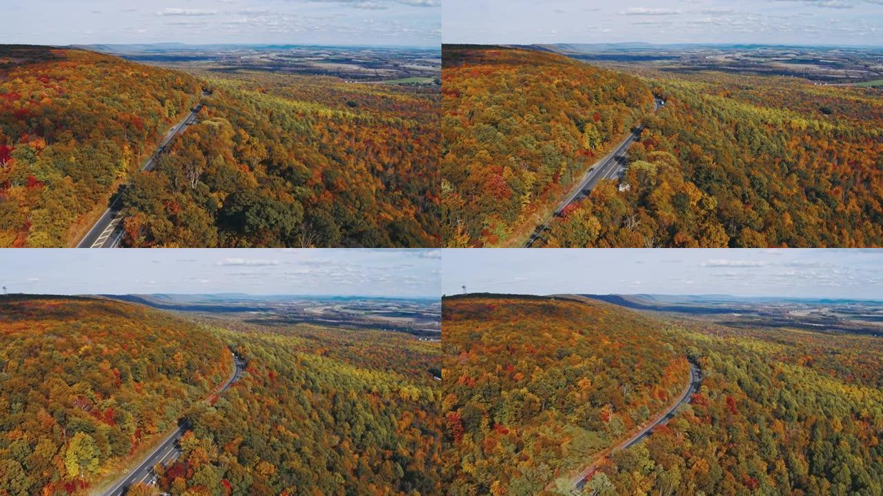 在秋天的傍晚，阿巴拉契亚山脉的高速公路上的偏远风景鸟瞰图与宾夕法尼亚州波科诺斯的偏远利哈伊谷。带有前