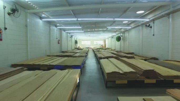 仓库有各种木材，用于建筑和维修