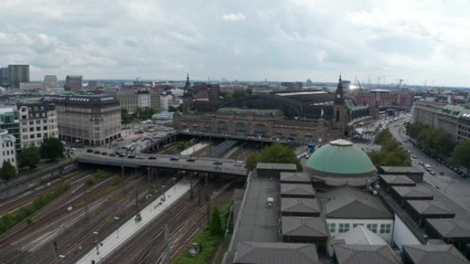 在汉堡中央火车站附近飞行。车站旁边有道岔和繁忙街道的多条铁轨。德国汉堡自由汉萨城