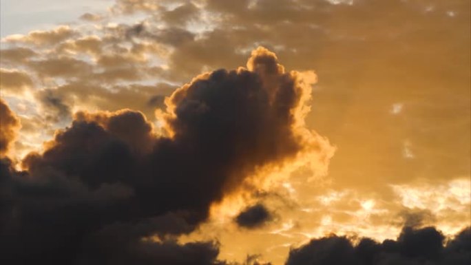 滚动浮肿的日落云在移动，橙色云在移动的时间流逝。乌云密布的天空。4k夕阳天空背景的白云延时