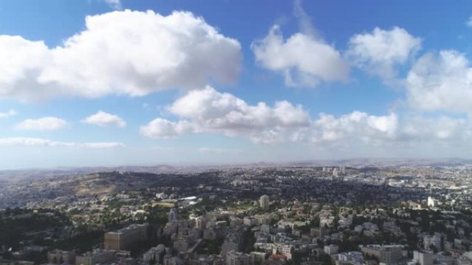空中飞越耶路撒冷，可以看到村庄和定居点。展示与著名地标对抗蓝天的城市景观共存的奇迹
