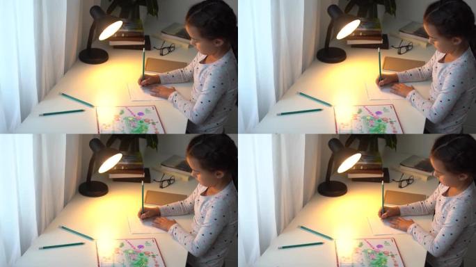 可爱的聪明的小学生女孩学习写作做数学作业坐在家里的桌子上，可爱的漂亮的小学龄前儿童独自学习做笔记，孩