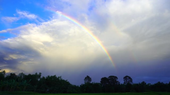 雨后天空中的彩虹彩虹天空云层
