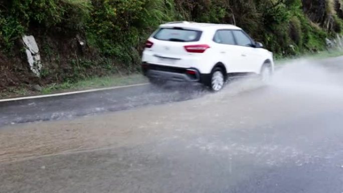 印度喜马偕尔邦山区公路上的大雨