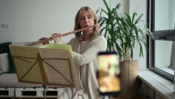 在covid大流行期间，妇女演奏长笛并留在公寓房间