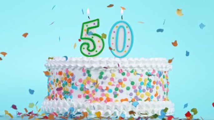 生日蛋糕与燃烧五颜六色的蜡烛与50号