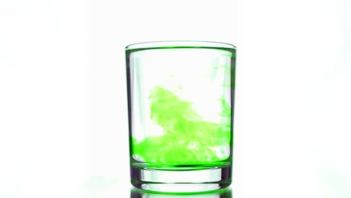 用纯净水将几滴酸性绿色墨水滴入玻璃中