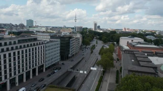 在宽阔的多车道主街上方飞行，沿着艺术博物馆汉堡包Kunsthalle高海因里希·赫兹Turm电视塔在