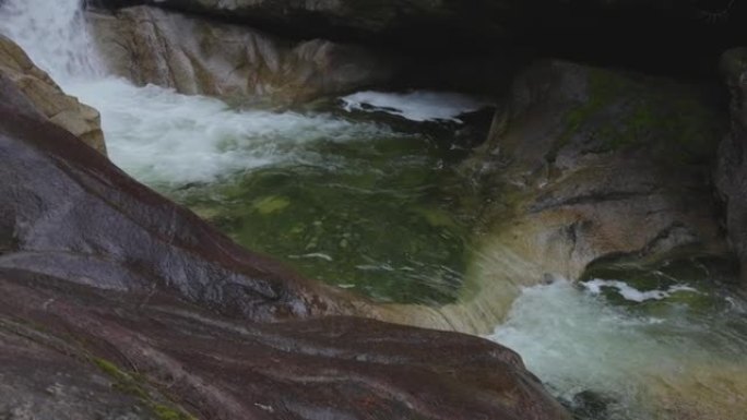 水顺着加拿大山区景观中光滑的岩石峡谷流下。