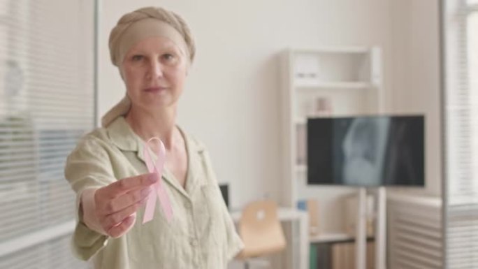 癌症女士手持粉红丝带
