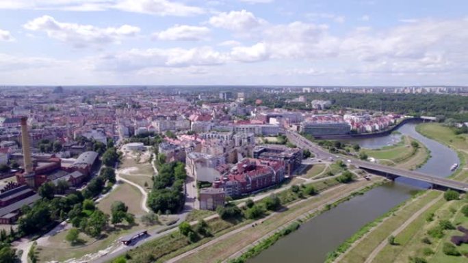 波兹南，波兰城市白天。太阳，老城区，波兹南的街道，瓦尔塔河和河上的桥梁。