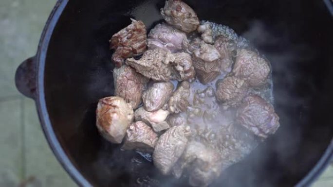 肉在大锅中炖成脂肪，用于乌兹别克抓饭
