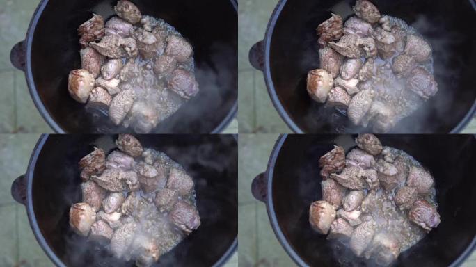 肉在大锅中炖成脂肪，用于乌兹别克抓饭
