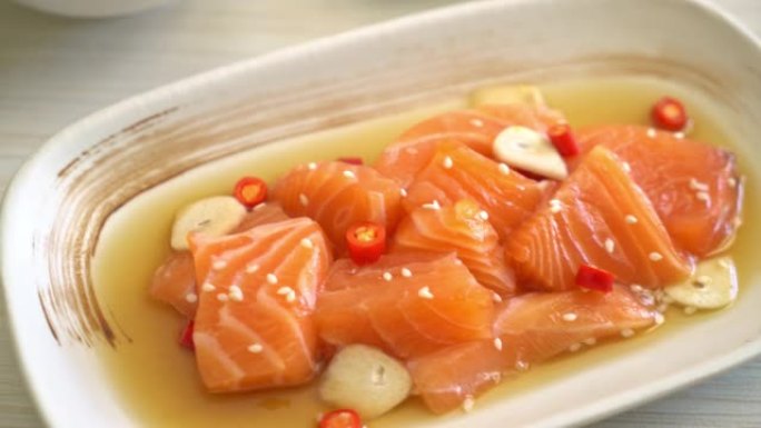 新鲜三文鱼生腌制酱油或三文鱼腌制酱油-亚洲美食风格