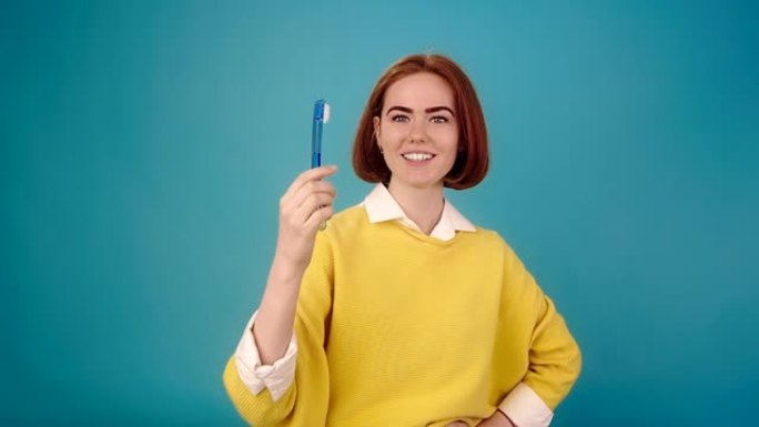 女士模特用牙刷摆姿势