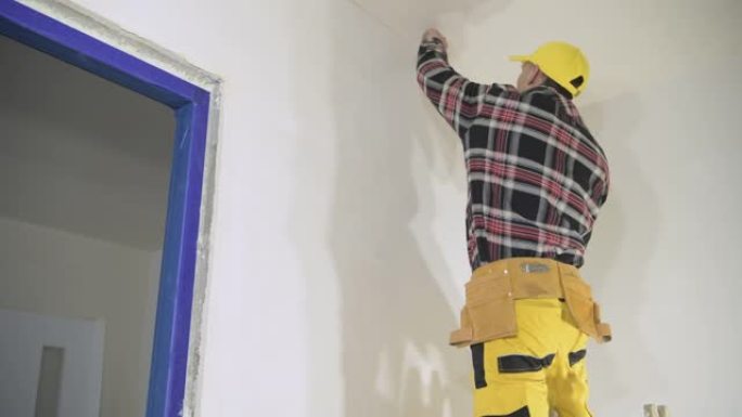 改造工人的干墙天花板修补