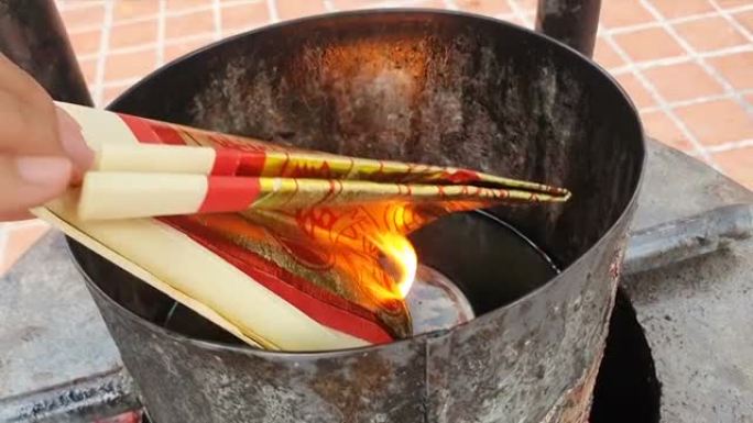 祭祖烧纸，中国古代传统节日。