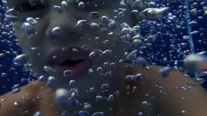 7岁的巴西孩子，无牙，跳进游泳池，制作了自己的视频。