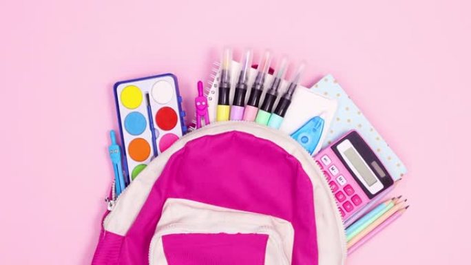 粉色背包与学校工具左向右移动粉红色的主题。停止运动