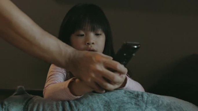 单身父亲和可爱的女孩的欢乐时光电影时间-股票视频