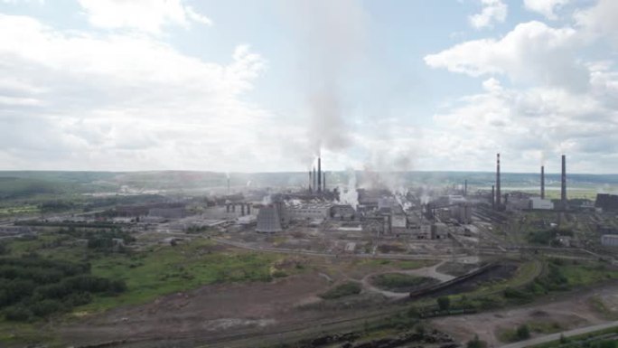 工业环境污染-工厂污染物的排放。氧化铝工厂的鸟瞰图。空气污染。