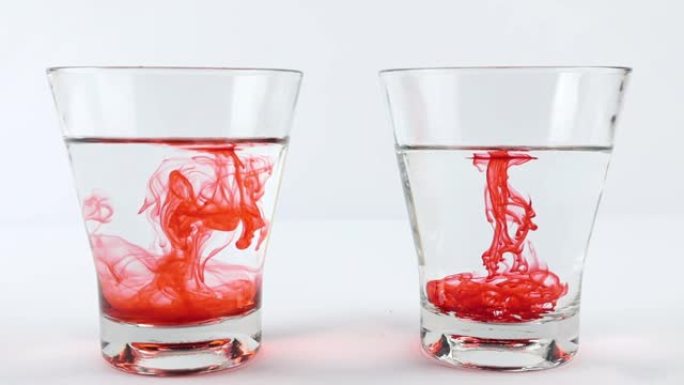 将红色食用色素倒入左侧的温水和右侧的醋中。扩散科学概念